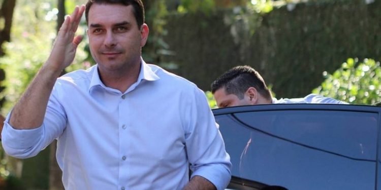Depois de 18 meses da primeira convocação, Flávio Bolsonaro presta depoimento ao MP