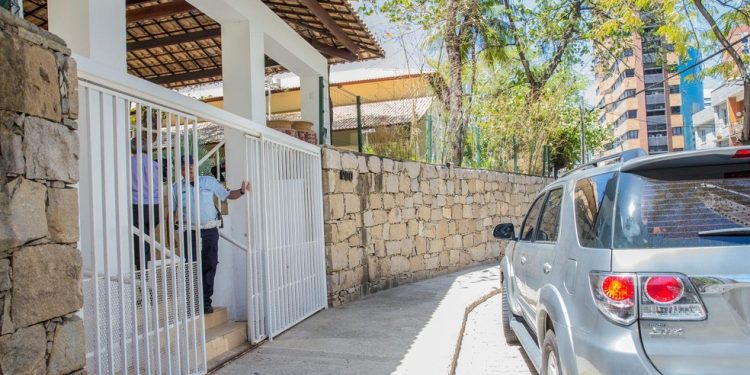 Dois homens são detidos por ameaçar jogar bomba caseira na residência oficial do governador Camilo Santana