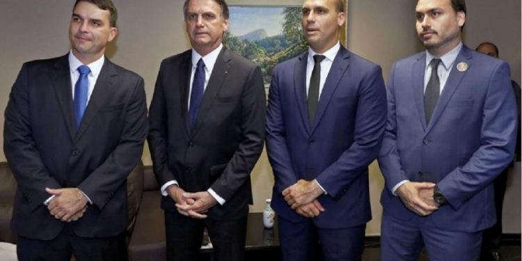 Alexandre de Moraes envia à PGR notícia-crime contra Bolsonaro, Flávio e Eduardo