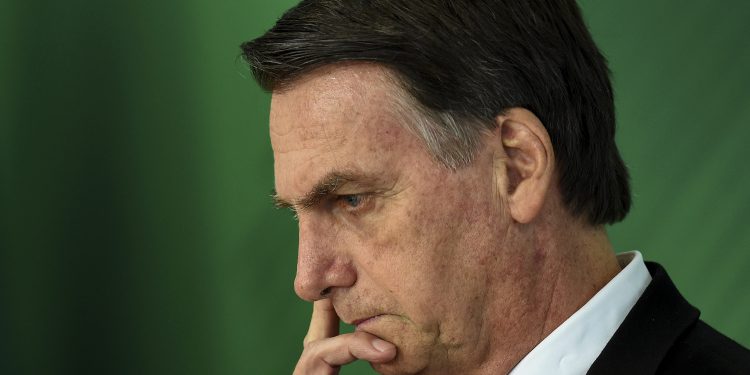 Nos últimos 14 dias, Bolsonaro se aglomerou e interagiu, sem máscara, com centenas de pessoas