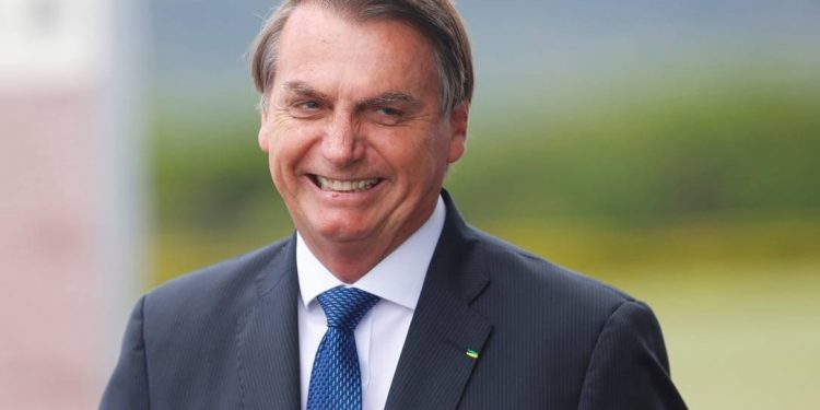 Auxílio emergencial: Bolsonaro veta projeto que dava preferência a mães no pagamento do benefício