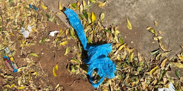 População denuncia falta de estrutura e lixo ao redor de unidade de testes para Covid, em Barbalha