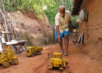 Após superar desafios, mecânico cratense cria carrinhos de brinquedo com objetos recicláveis