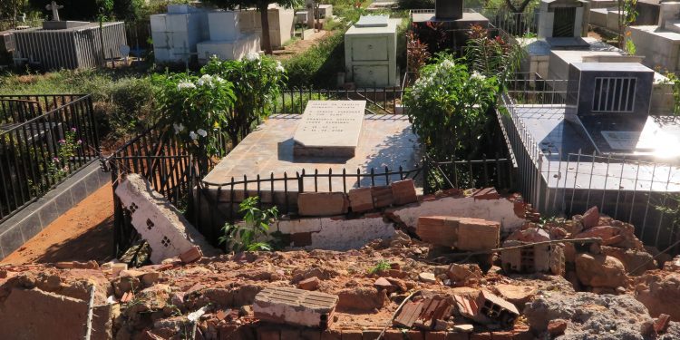 Decorridos quatro meses, parte do muro de proteção do cemitério de Crato continua ao chão