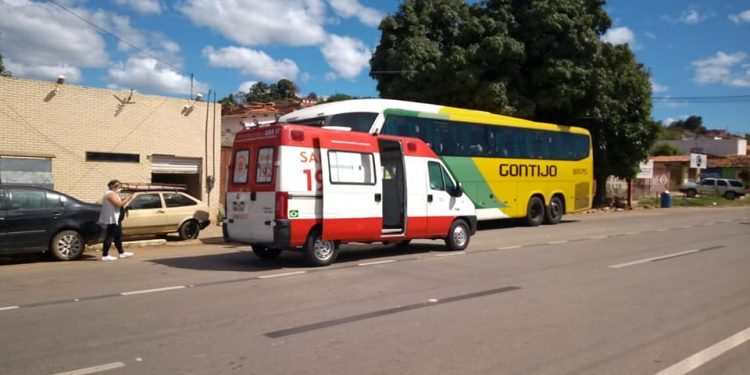 Ônibus que vinha de São Paulo é interceptado no bairro Batateiras, em Crato
