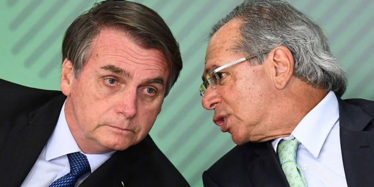 Bolsonaro defende imposto sobre transações proposto por Paulo Guedes