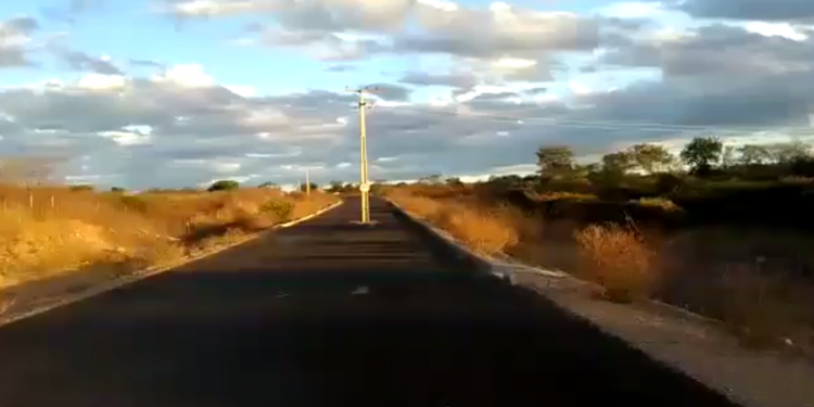Após obras, poste é mantido no meio de rodovia entre Quiterianópolis e Parambu