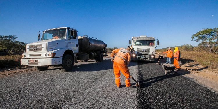 Obras de restauração da CE-397 avançam na região do Cariri