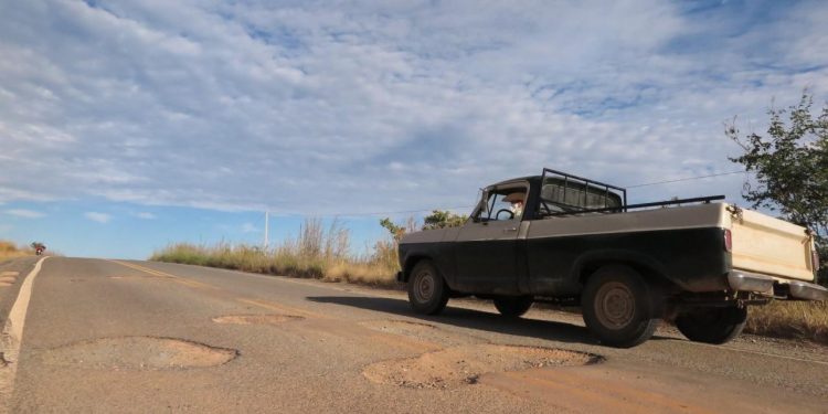 Esburacada, trecho da Rodovia Padre Cícero em Caririaçu causa prejuízo aos motoristas
