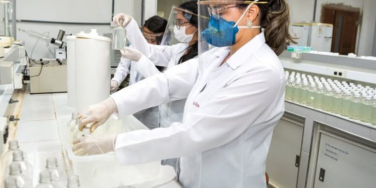 UFCA produz álcool 70% e sabão líquido para distribuir entre comunidade acadêmica e comunidade carente do Cariri