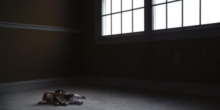 Menina de 13 anos é estuprada pelo pai, engravida e morre após parto