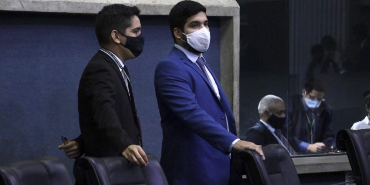 André Fernandes tem mandato suspenso na Assembleia por acusar deputado de integrar facção