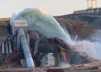 Tubulação de barragem da transposição do Rio São Francisco rompe em Jati