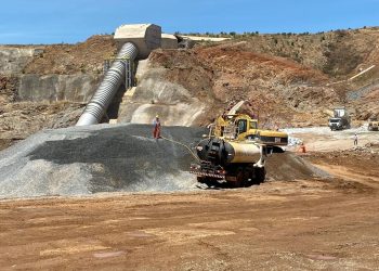 Obras de reparo em barragem de Jati (Foto: Edson Freitas)