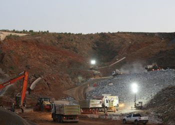 Ao todo, foram aproximadamente 100 máquinas e cerca de 200 trabalhadores, que se revezam em três turnos para cumprir o prazo um dia antes do previsto (Foto: Kid Jr.)