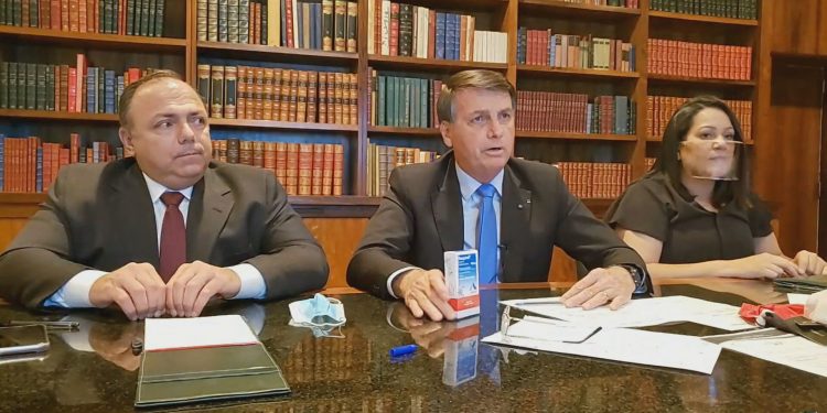Sobre Covid, Bolsonaro ironiza: ‘Vamos chegar a 100 mil mortos, mas vamos tocar a vida’