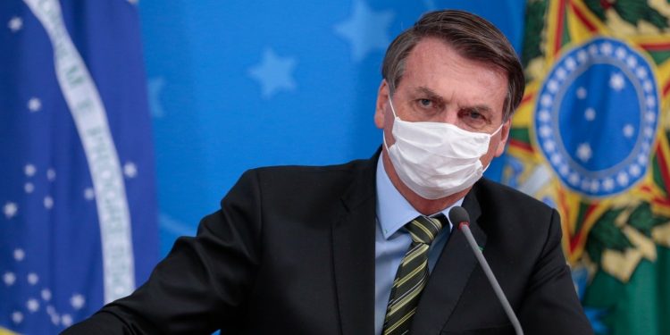Bolsonaro veta ajuda financeira para profissional de saúde incapacitado por Covid