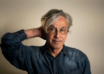 Caetano Veloso celebra 78 anos com live inédita ao lado dos filhos