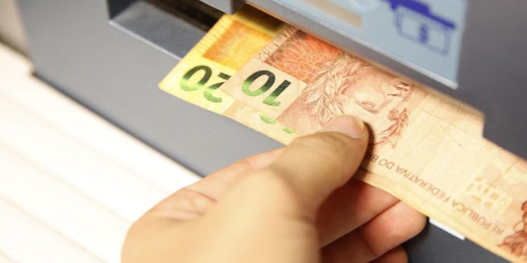 Governo do Ceará antecipa primeira parcela do 13º salário nesta sexta-feira (14)