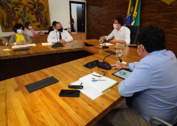 Após participarem da inauguração da Central Analítica de Testagem da Fiocruz, Camilo Santana e Eduardo Pazuello se reuniram no Palácio da Abolição acompanhados de técnicos do Governo Federal e da Secretaria da Saúde (Foto: Carlos Gibaja/Governo do Ceará)