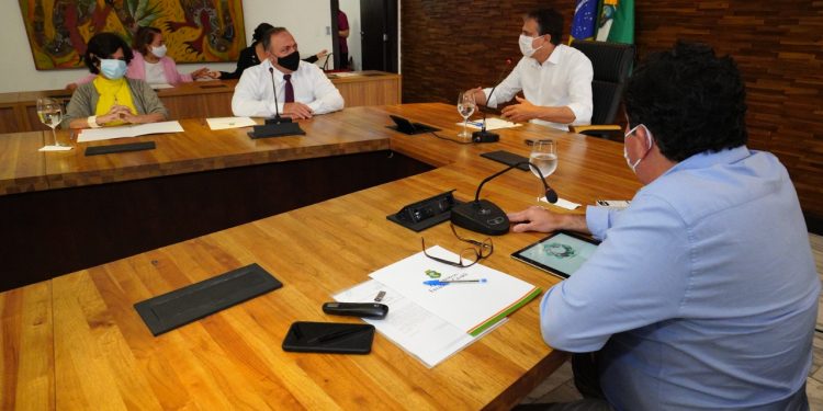 Camilo se reúne com Pazuello e apresenta ações do Ceará na área da saúde
