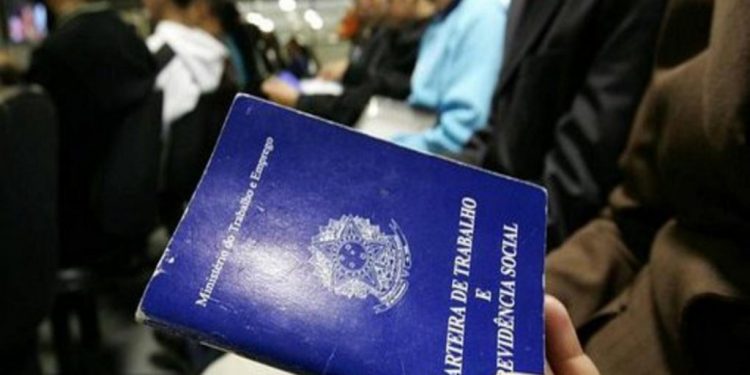 Sob Bolsonaro, desemprego sobe para 13,3%, e nº de ocupados atinge menor nível da série histórica