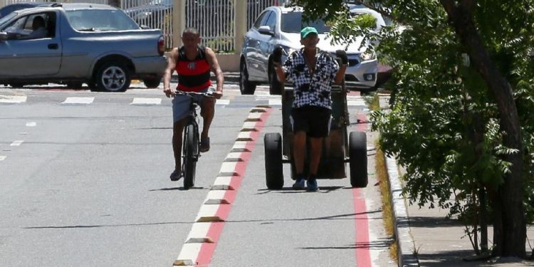 Camilo Santana assina lei do benefício que concede R$ 261 a catadores do Ceará