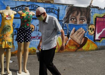 Idosos que comprovem imunidade ao novo coronavírus estão autorizados a retornar ao trabalho (Foto: Pilar Olivares/Reuters)