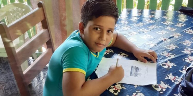 Menino de 11 anos morre após receber descarga elétrica de celular carregando