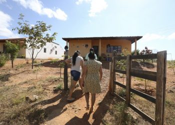 Famílias retornam para as casas no entorno da barragem de Jati, no interior do Ceará. (Foto: Kid Junior)