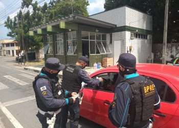 Entre os dias 20 e 23 de agosto, mais de duas mil pessoas foram abordadas e orientadas pelos agentes de fiscalização a colocarem a máscara ou corrigirem o modo como ela estava sendo utilizada. Foram multados um estabelecimento comercial por descumprimento de determinações sanitárias e 24 pessoas por resistência (Foto: Governo do Ceará)