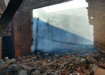 Casa ficou destruída após ser atingida por incêndio em Juazeiro do Norte (Foto: Reprodução/Corpo de Bombeiros)