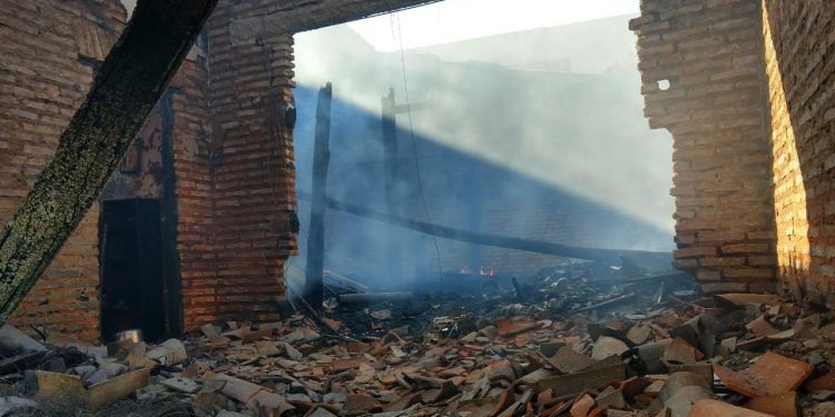 Casa e depósito de borracharia são atingidos por incêndio em Juazeiro do Norte