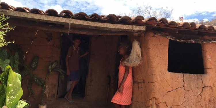 Campanha arrecada doações para comprar casa para família no Interior do Ceará