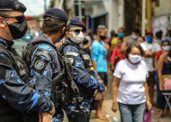 O projeto determina que o agente, ao constatar a irregularidade, aborde o infrator e o oriente ao uso imediato da máscara (Foto: Helene Santos)