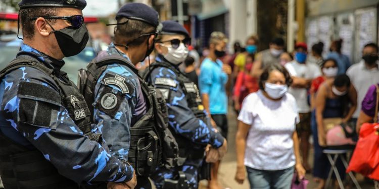 Lei que prevê multa para quem não usar máscara no Ceará entra em vigor