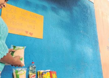 Universitária cratense cria espaço na calçada para ajudar famílias carentes