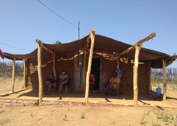Moradores de Jati saíram de suas casas após rompimento da tubulação da barragem (Foto: Lorena Tavares/SVM)