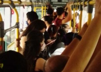 Usuário flagrou o ônibus com superlotação na manhã desta quarta-feira (26)