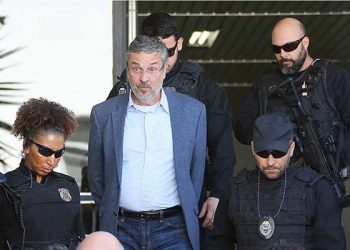 O ex-ministro Antonio Palocci, ao ser preso pela Operação Lava Jato (Foto: Giuliano Gomes/Folhapress)