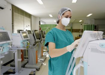 Governo do Ceará comprou um total de 700 respiradores no exterior para serem utilizados no combate a pandemia em todo o Estado (Foto: Tatiana Fortes/Governo do Ceará)