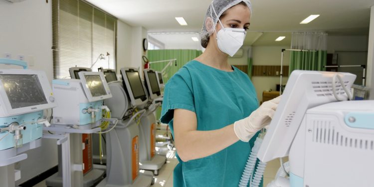 Governo do Ceará recebe última leva do total de 700 respiradores adquiridos do Exterior