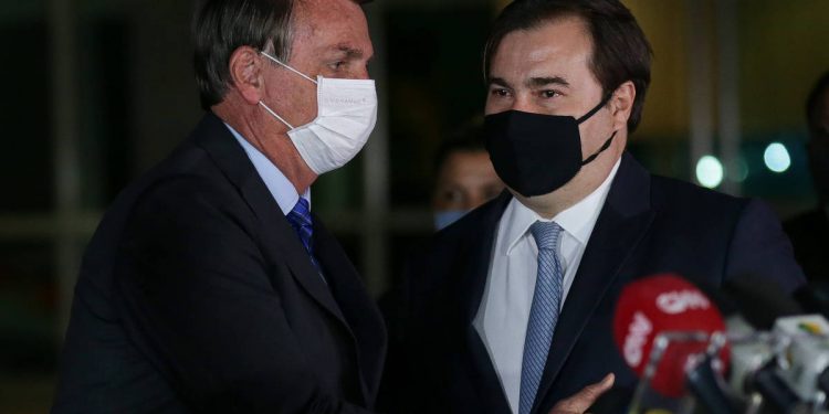 Com apoio de Maia, governo reverte derrota e mantém veto a reajuste do funcionalismo