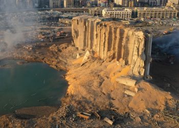 Silo ficou destruído em explosão no porto de Beirute, no Líbano (Foto: Hussein Malla/AP)