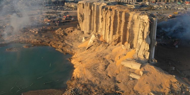 Bolsonaro anuncia missão de ajuda ao Líbano e convida Michel Temer para chefia