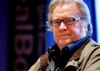 Bannon, ex-conselheiro de Trump, é solto após pagar fiança de US$ 5 mi
