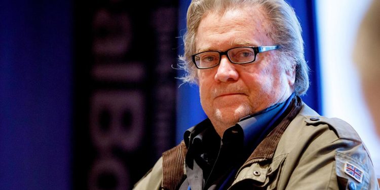 Bannon, ex-conselheiro de Trump, é solto após pagar fiança de US$ 5 mi