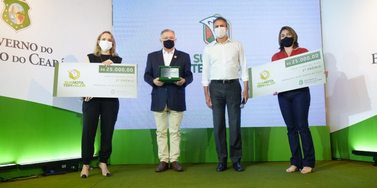 Vencedores do primeiro sorteio do Sua Nota Tem Valor recebem premiação do Governo do Ceará