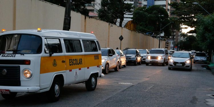 Atividades extracurriculares, transporte escolar e aulas práticas no ensino superior são liberados