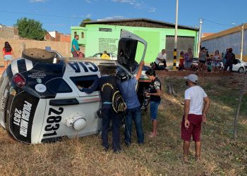 Veículo da PM capotou durante perseguição policial em Juazeiro do Norte (Foto: Isaac Macedo/SVM)